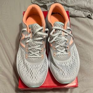 Women’s NEW BALANCE tennis shoes. Worn 3x. Great condition. Original box.
